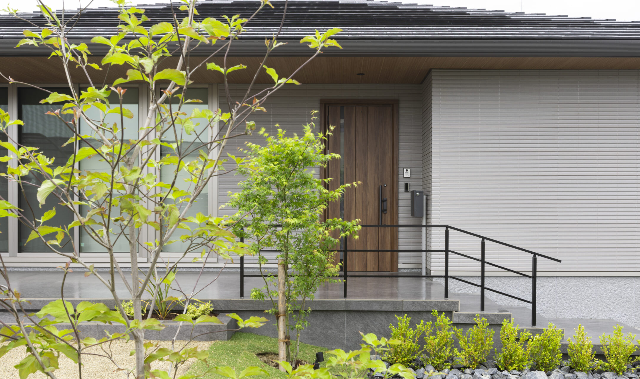 蒲郡市で施工した平屋住宅の新築外構　LIXILアーキレールを採用したアプローチ手摺